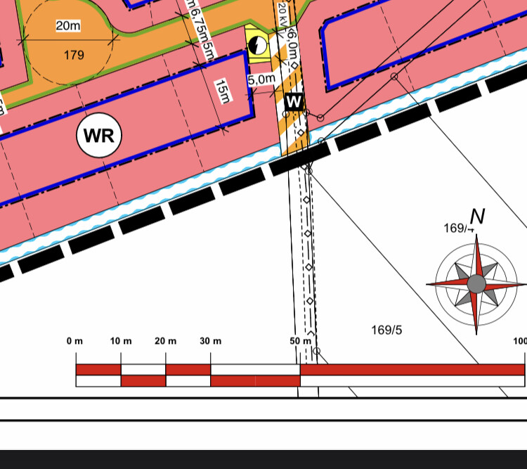 Lageplan eines Baugebiets mit farbigen Zonen, Straßenverlauf, Maßstab und Nordrichtung.