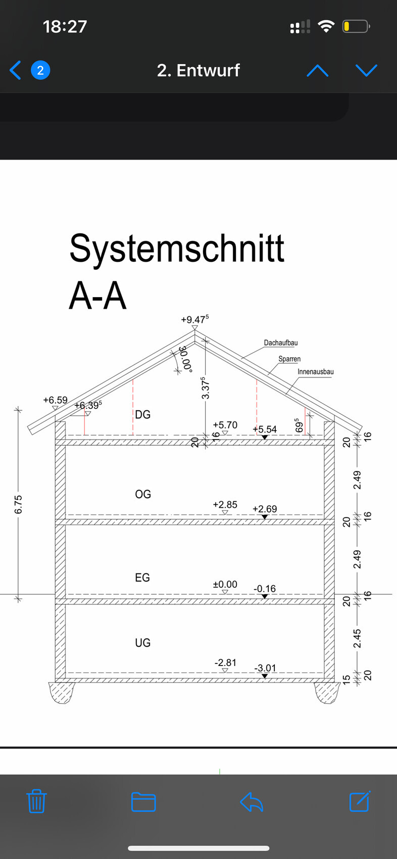 Systemschnitt A-A eines Gebäudes mit Dachaufbau und vier Geschossen DG, OG, EG, UG.
