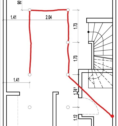 Grundriss eines Gebäudes mit roter Wegführung um Wände und Treppen; Maßangaben in Metern.