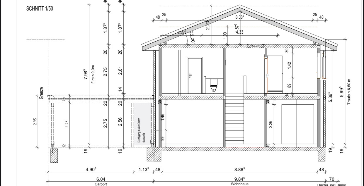 Architektur-Schnitt durch ein mehrstöckiges Haus mit Treppe, Dachneigung und Maßangaben