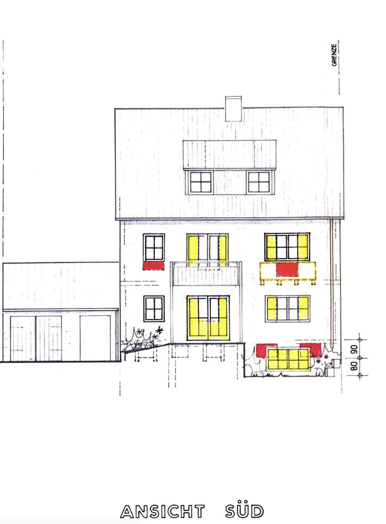 Südansicht eines Hauses mit Garage, Balkonfront und gelb markierten Fenstern.