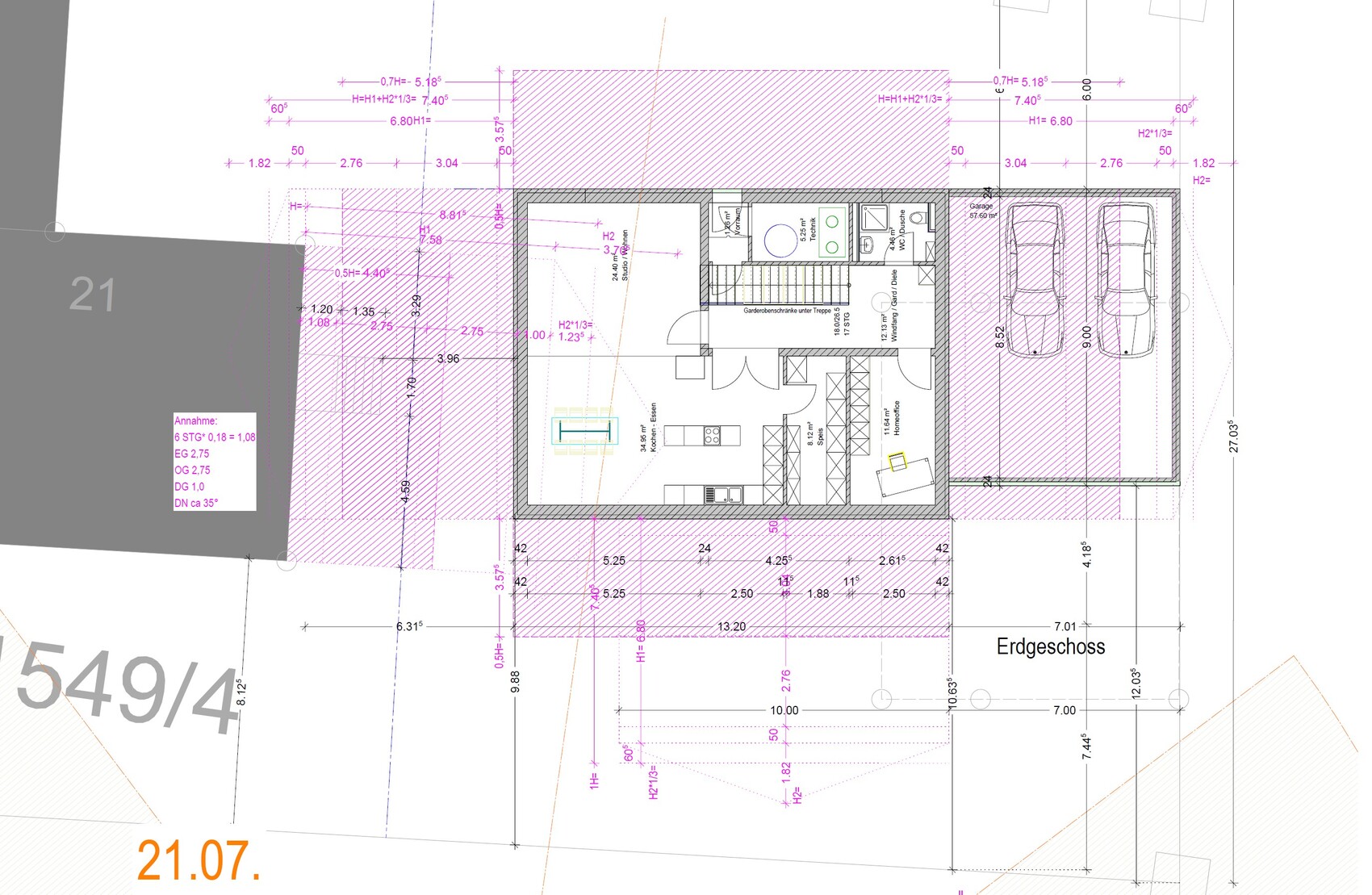 Grundriss-Erdgeschoss: Küche, Wohnzimmer, Treppenhaus, Abstellraum und Garage für zwei Autos.