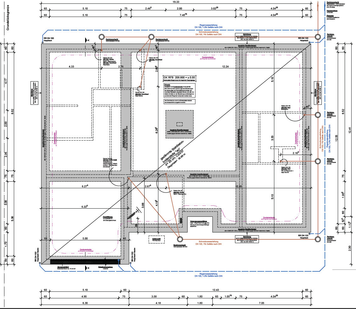 Grundriss eines Gebäudes mit Wänden, Türen, Maßen und Nutzungsdetails.