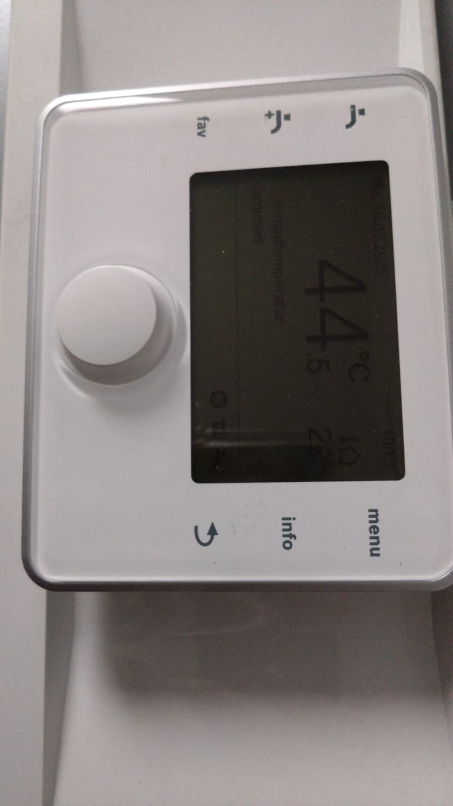 Thermostat mit Drehknopf links, Display zeigt 44,5°C an.