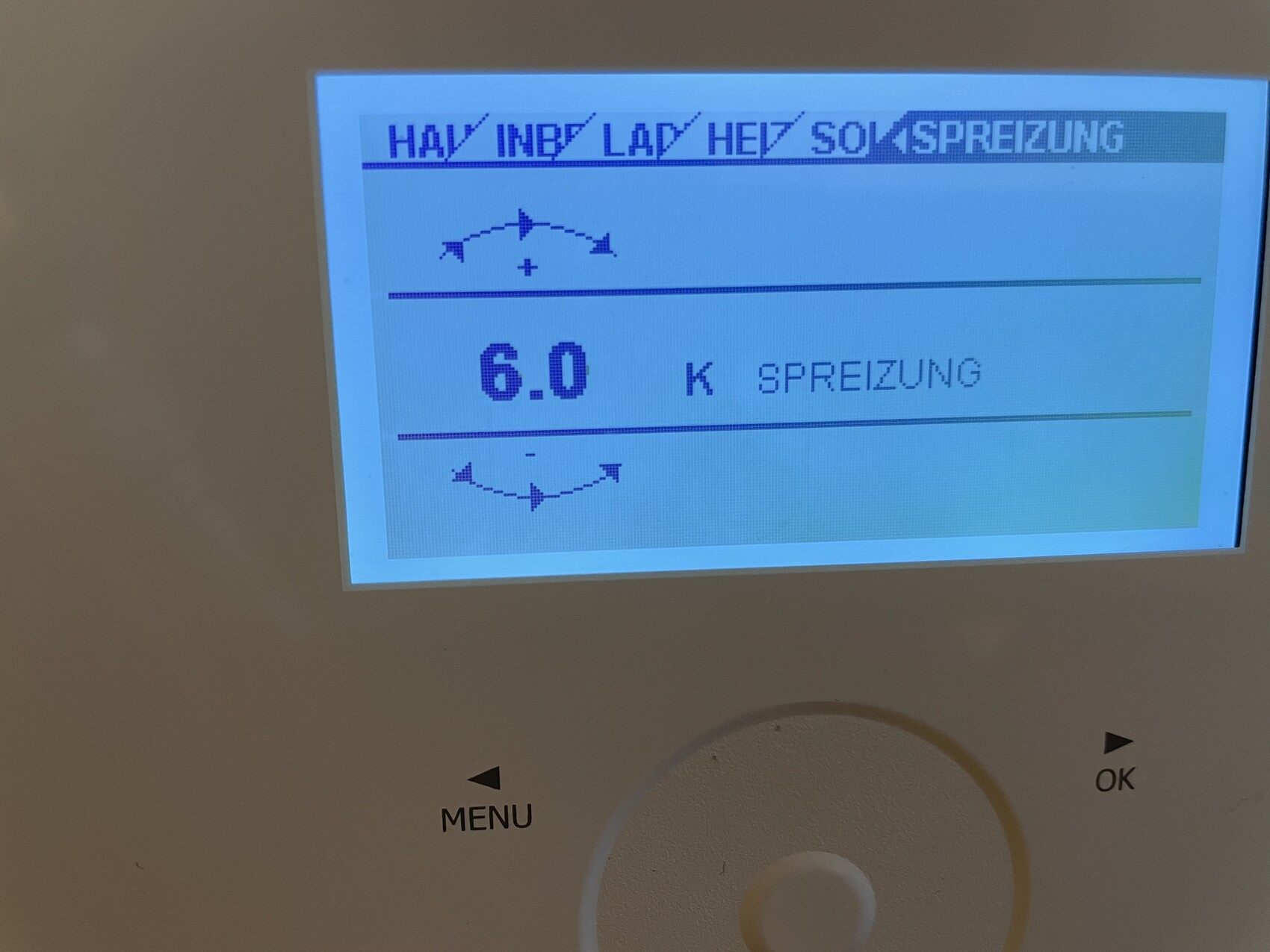 Display eines Geräts mit 6.0 K SPREIZUNG, Diagramm-Pfeile oben/unten, MENU- und OK-Anzeigen.