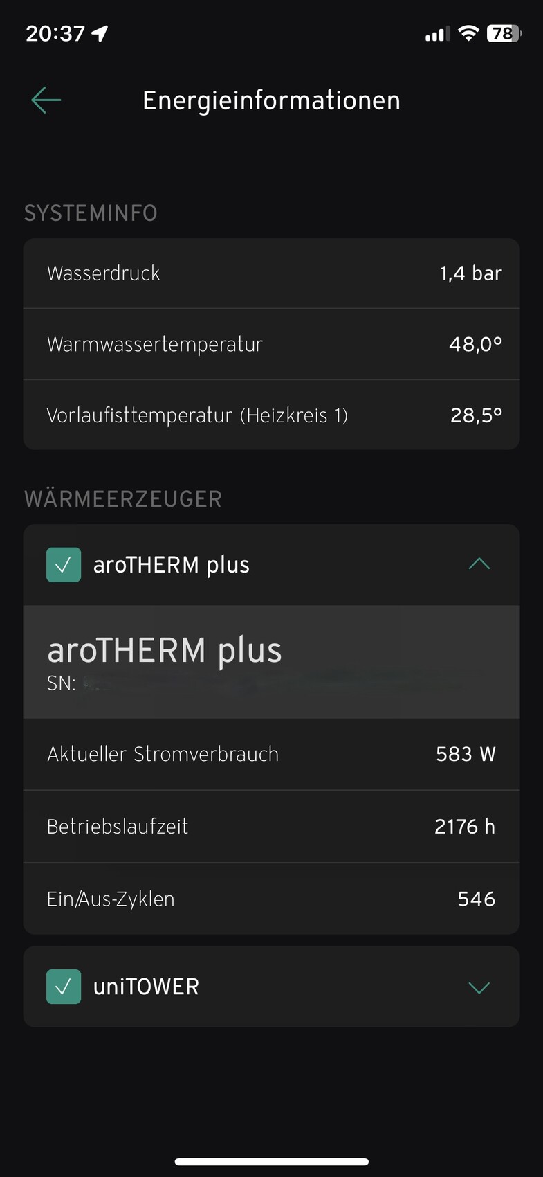 Smartphone zeigt Energieinfos: Wasserdruck 1,4 bar, Warmwasser 48°C, Vorlauf 28,5°C.