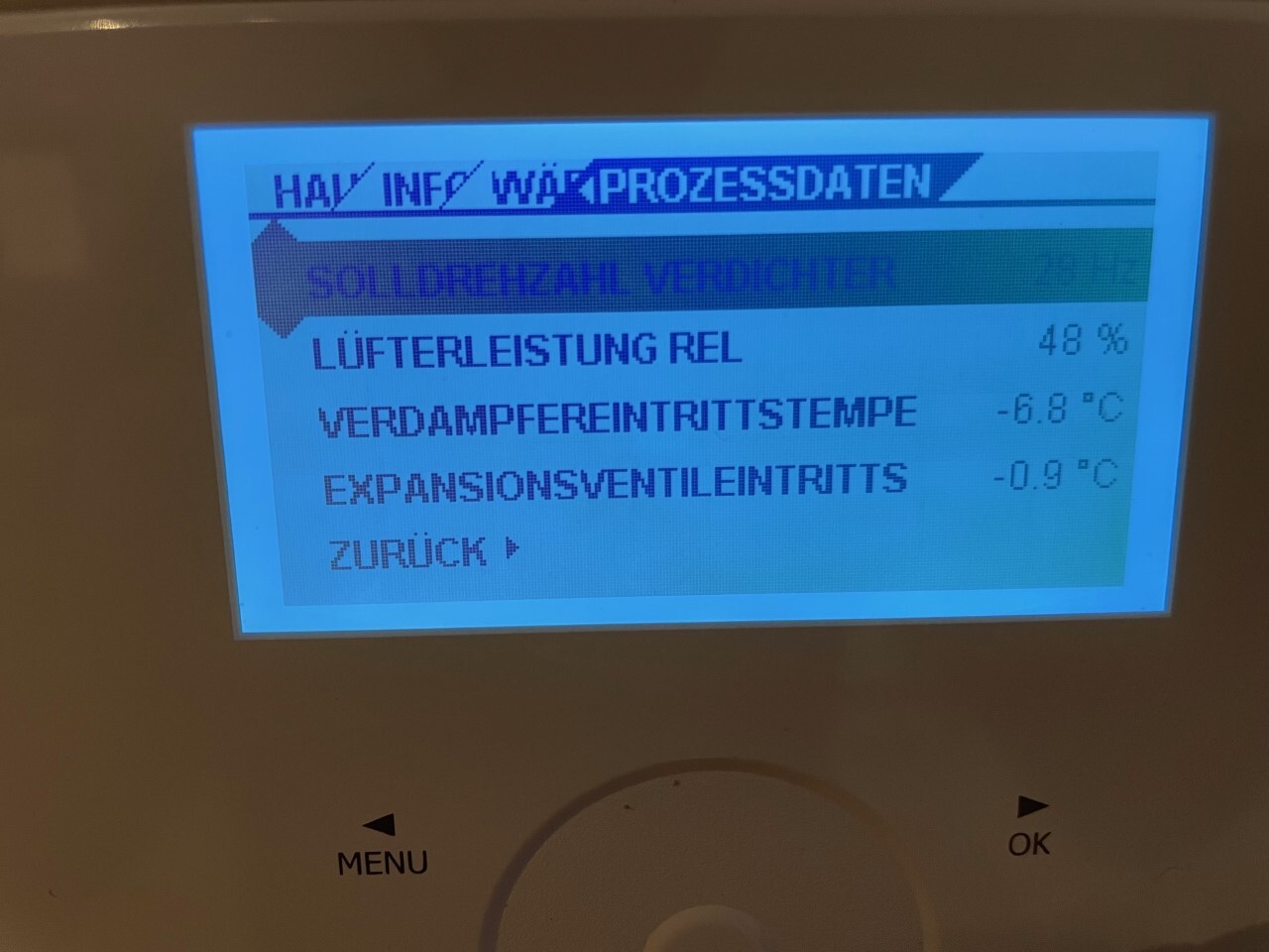 Blau beleuchtetes Display zeigt Prozessdaten mit drei Werten: 48 %, -6,8 °C, -0,9 °C.
