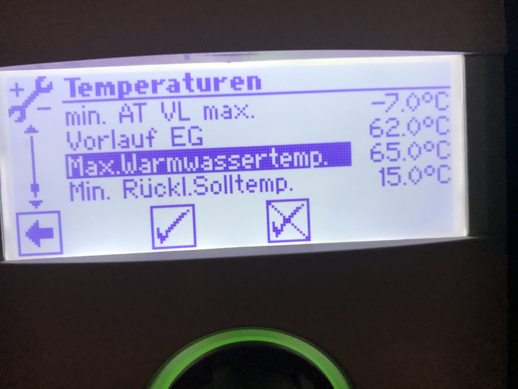 Temperaturanzeige: Vorlauf, Max Warmwasser, Rückl. Solltemp.; rechts Werte (-7°C, 62°C, 65°C, 15°C).