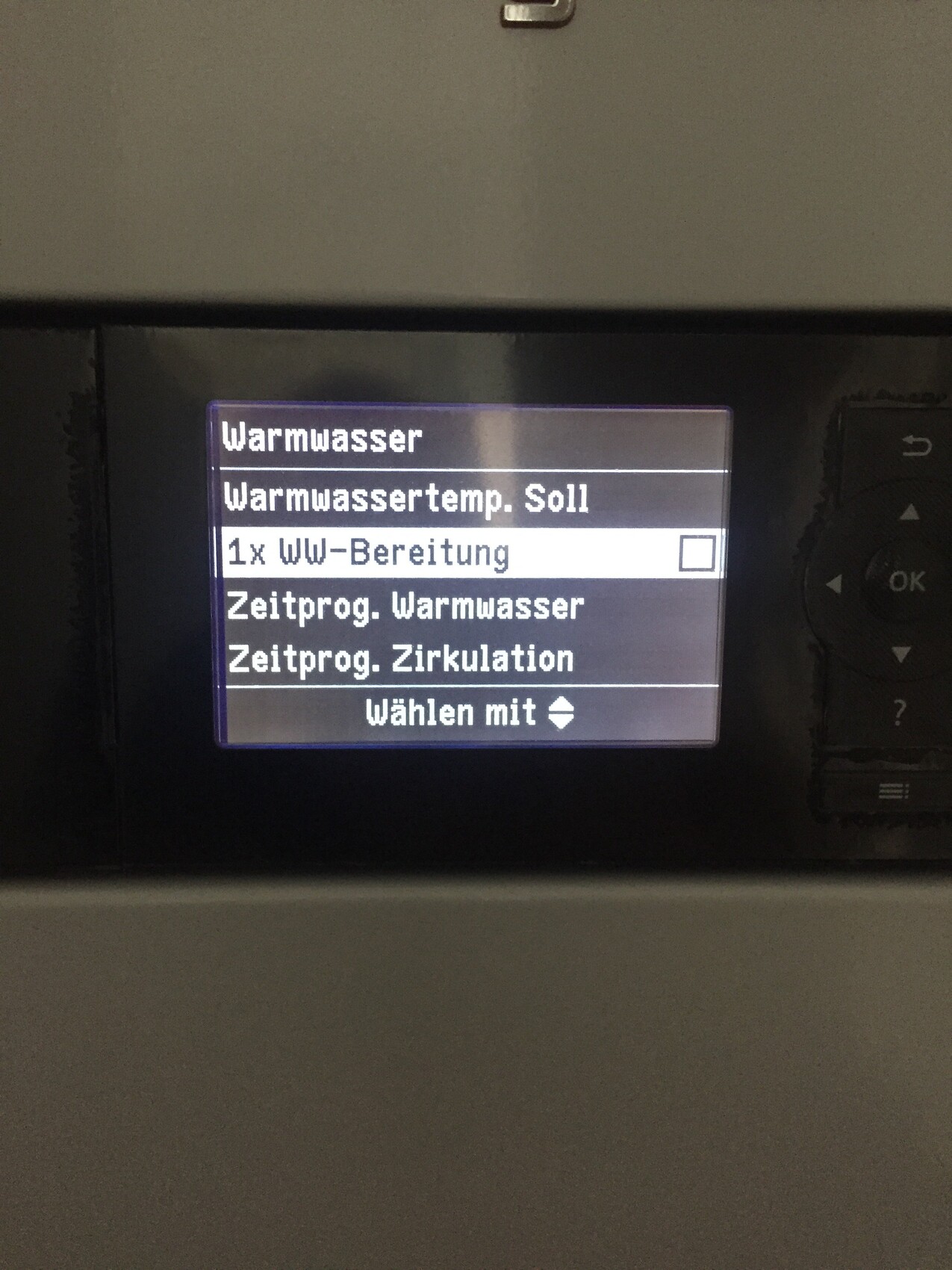 Bildschirm eines Heizungsbedienfelds mit Warmwasser-Einstellungen und Zeitprogrammen.
