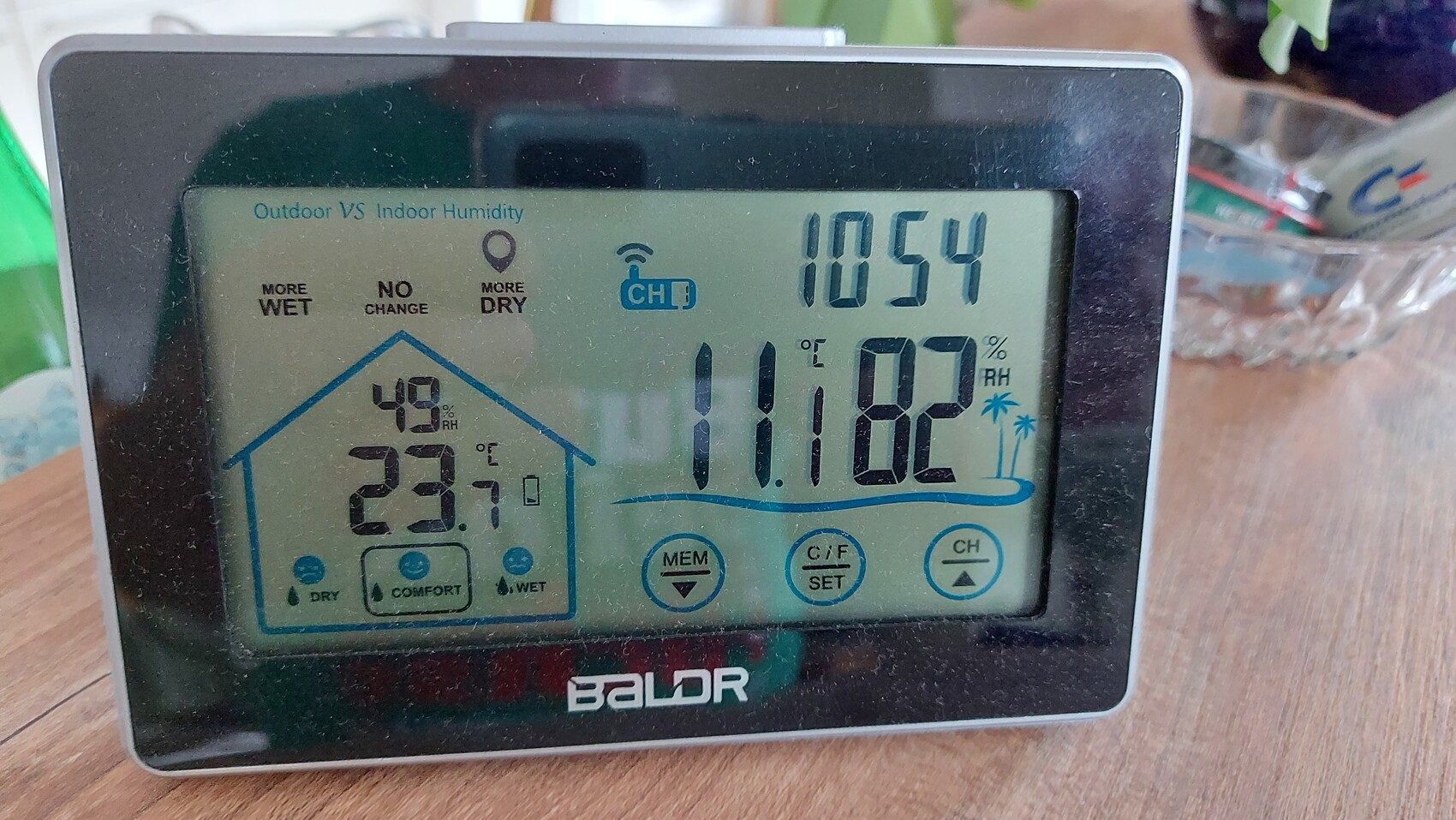 Digitale Wetterstation BALDR zeigt Innen- und Außenfeuchte; Raumtemperatur ca. 23,9°C und RH ca. 49%.