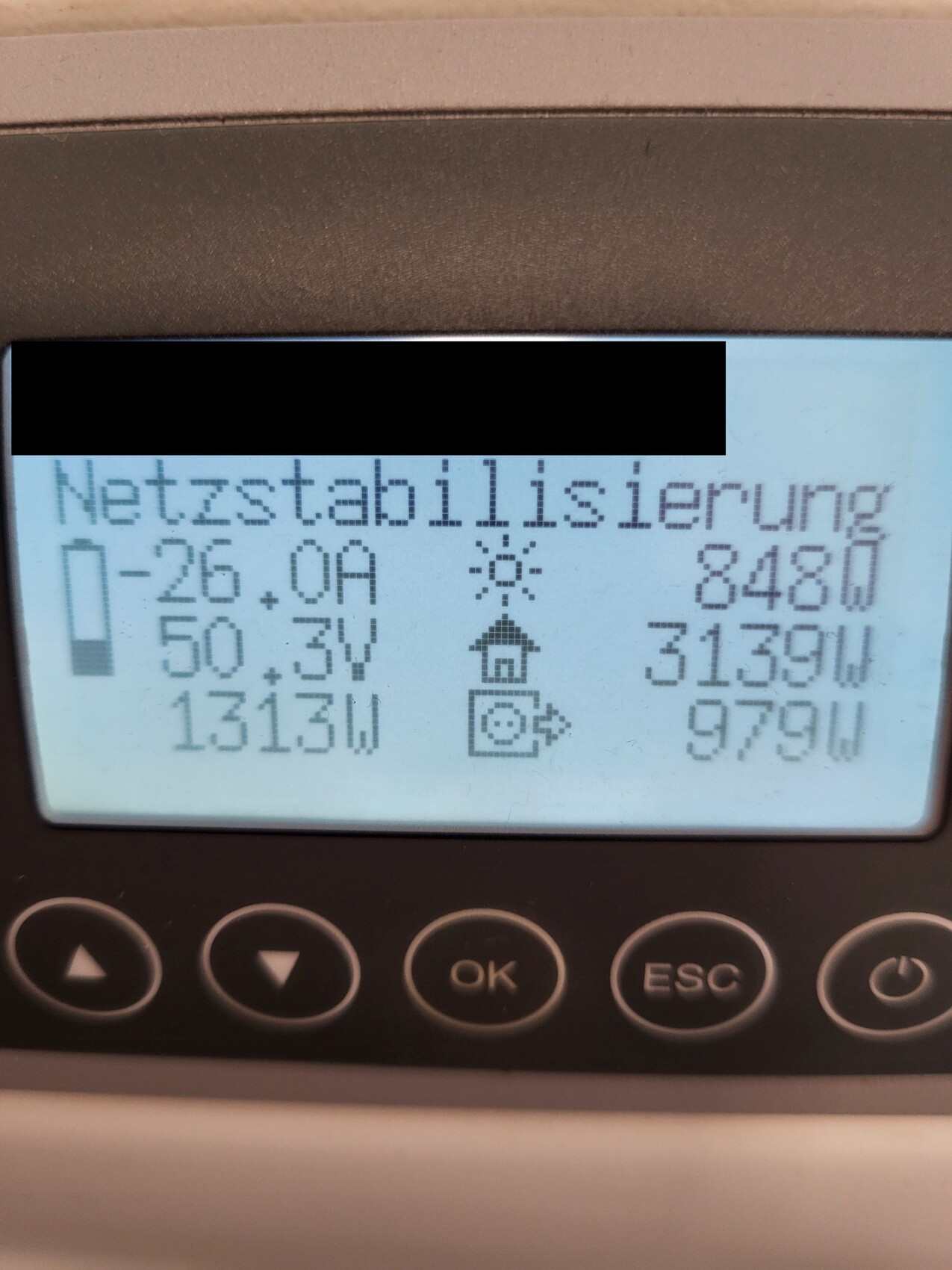 Anzeige eines Netzstabilisierungs-Displays mit -26,0 A, 50,3 V und 131,3 W.