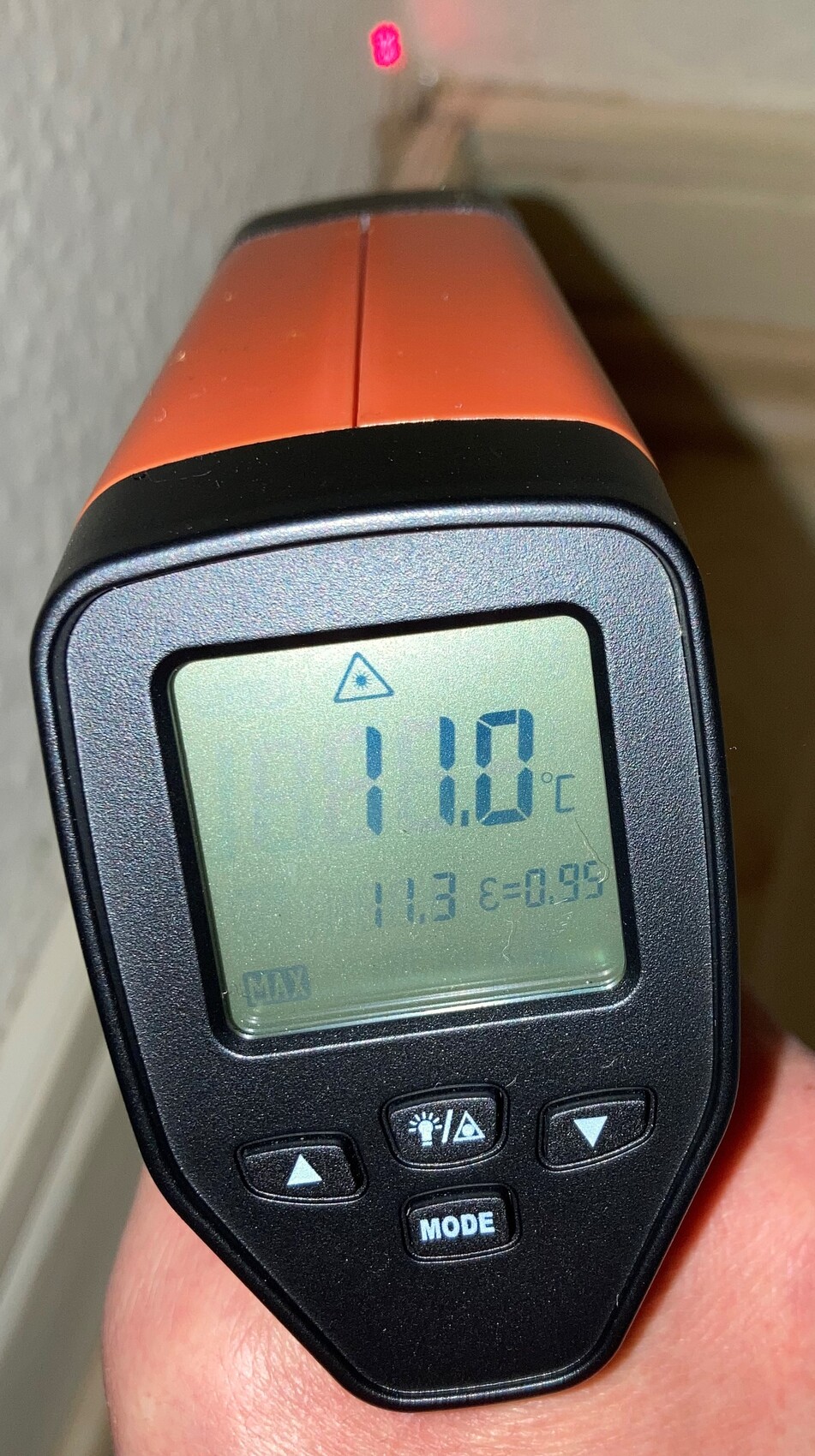 Infrarot-Thermometer mit rotem Laserpointer, Display zeigt 11.0 °C