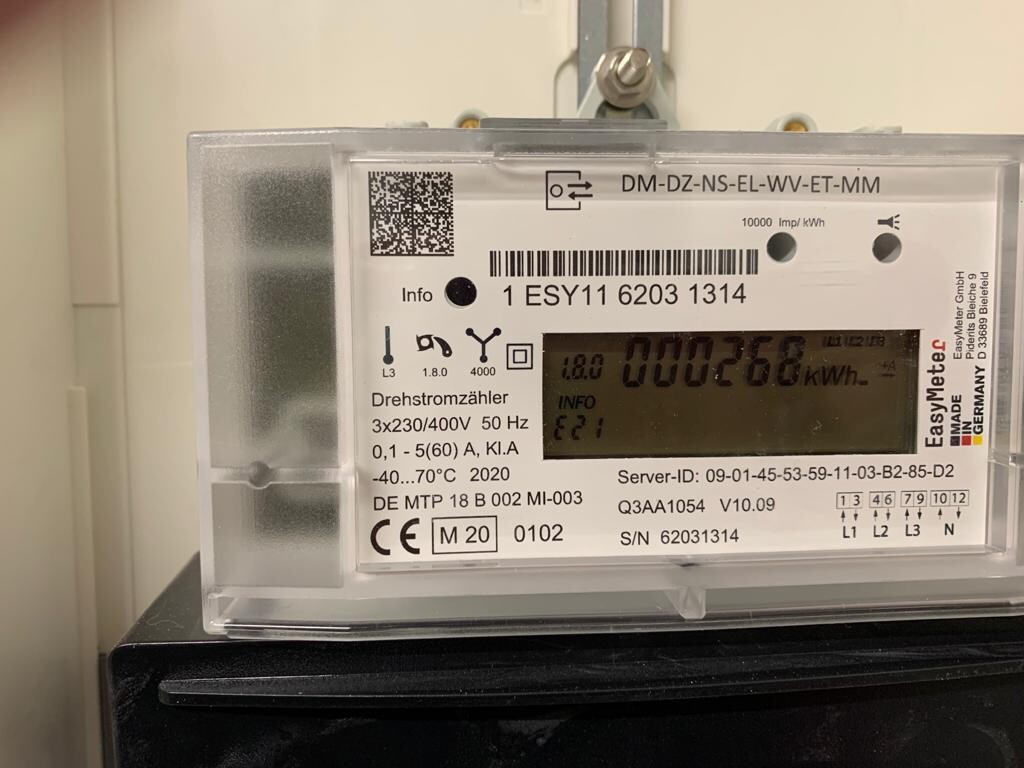 Drehstromzähler mit Display, 3x230/400V, Barcode/QR-Code, Verbrauch in kWh sichtbar.