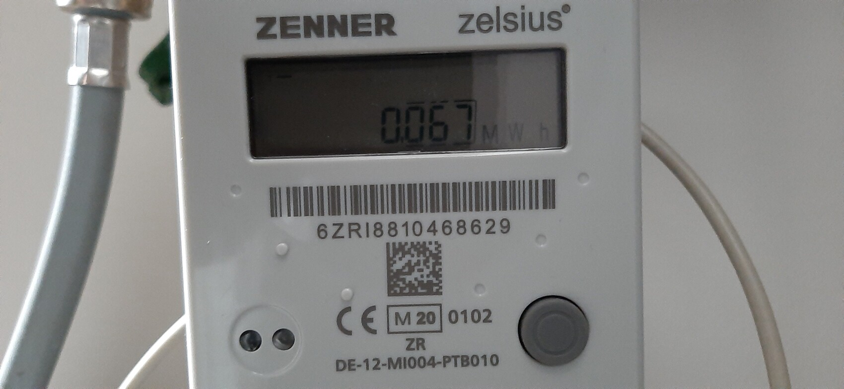 Zählergerät von ZENNER mit Display, Barcode und QR-Code; zeigt 0.067 MWh an.