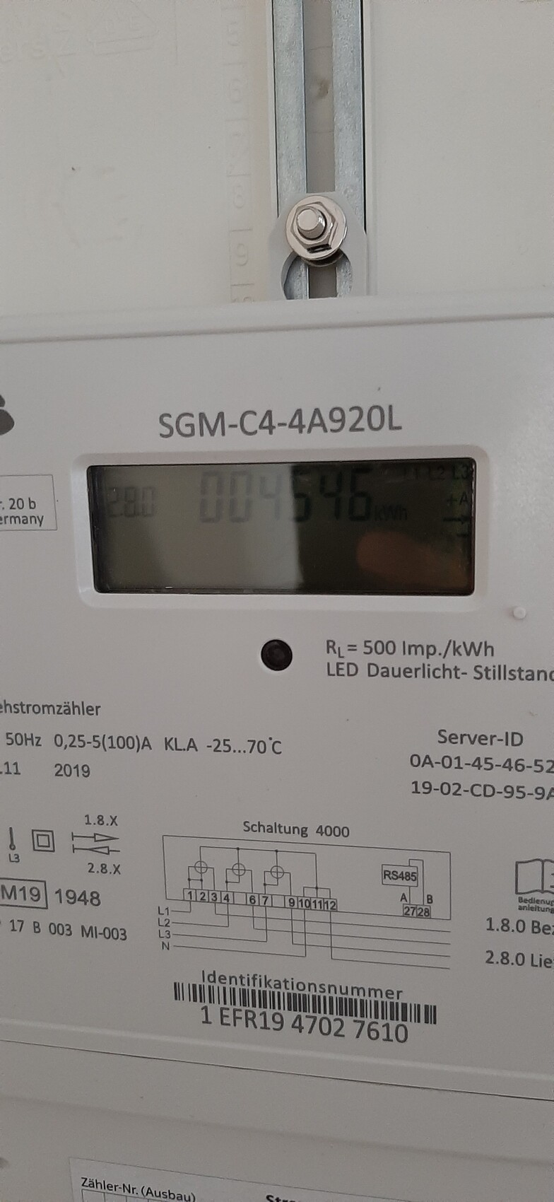 Elektrizitätszähler mit digitaler Anzeige und Skizze der Schaltung.