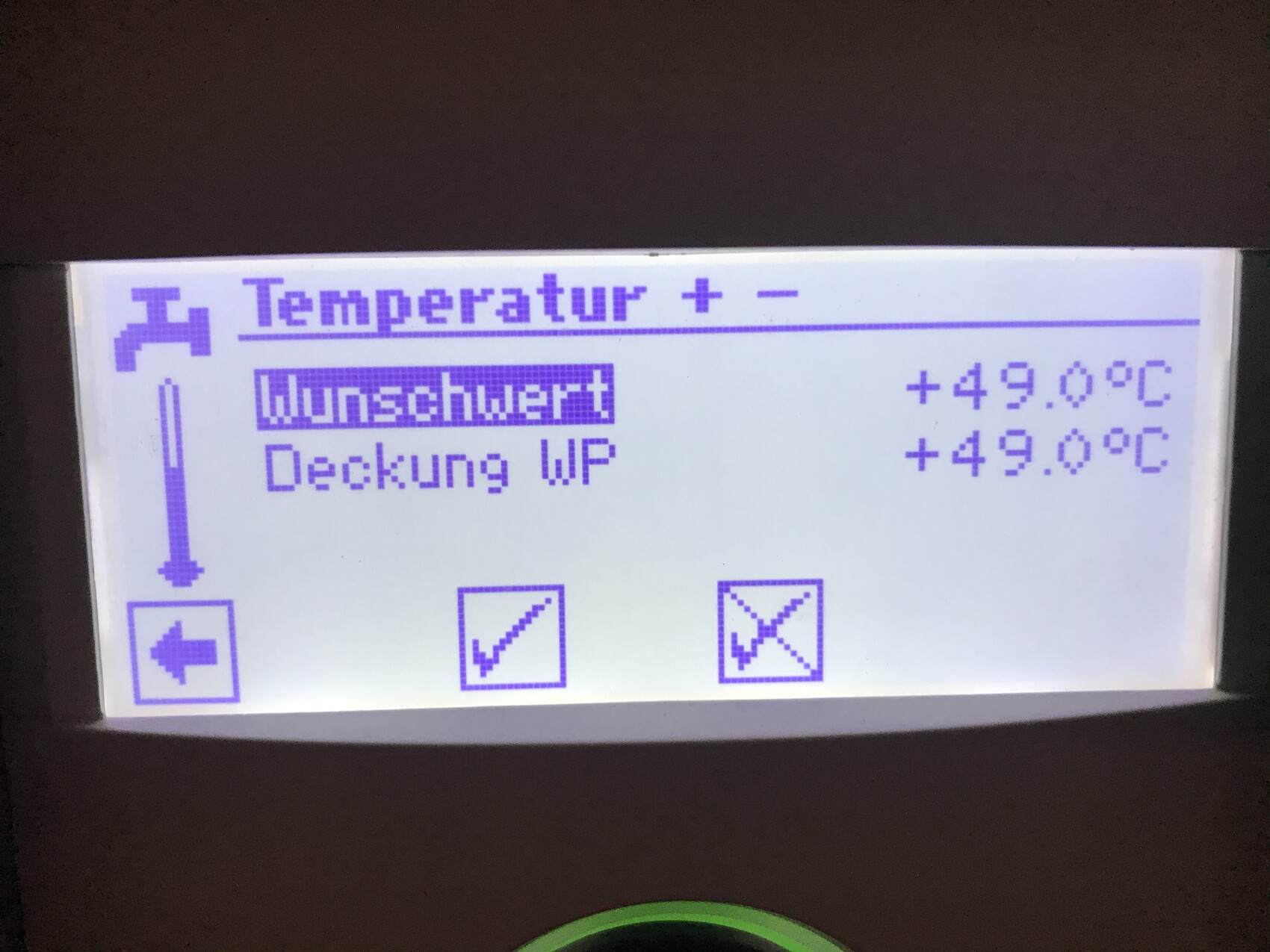 Temperaturregler-Bildschirm mit Wunschwert +49,0 °C, Pfeil-Skala und Haken/Symbolen.