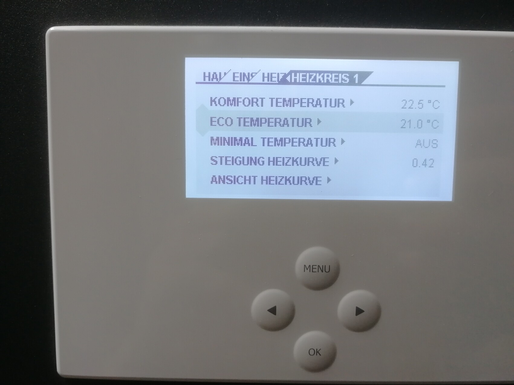 Thermostat-Display mit Temperaturwerten: Komfort 22.5°C, Eco 21°C, Minimal AUS, Heizkurve 0.42