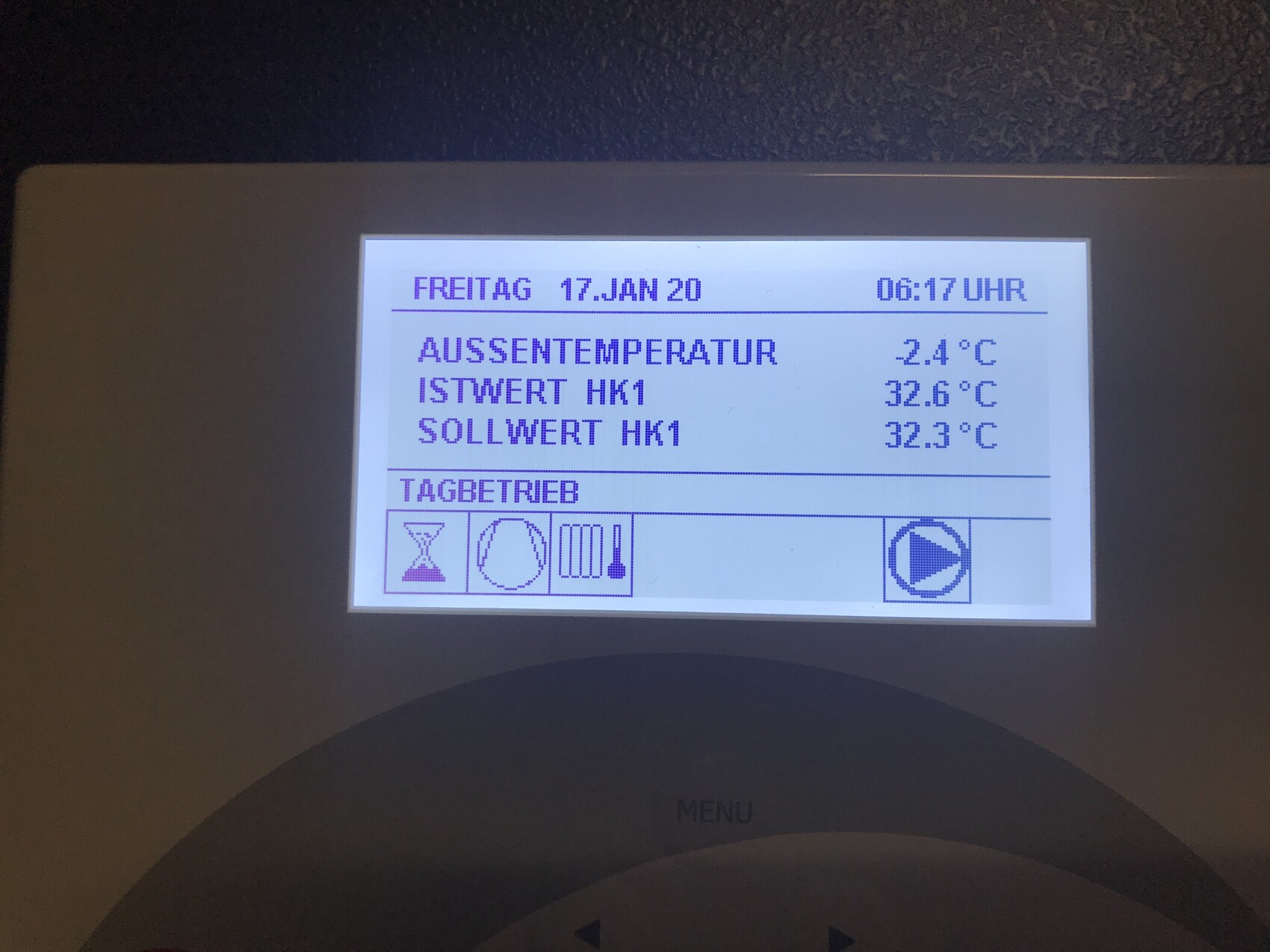 Thermostat-Display: Datum/Freitag, 06:17; Außentemperatur -2,4°C; Istwert 32,6°C; Sollwert 32,3°C; Symbole unten