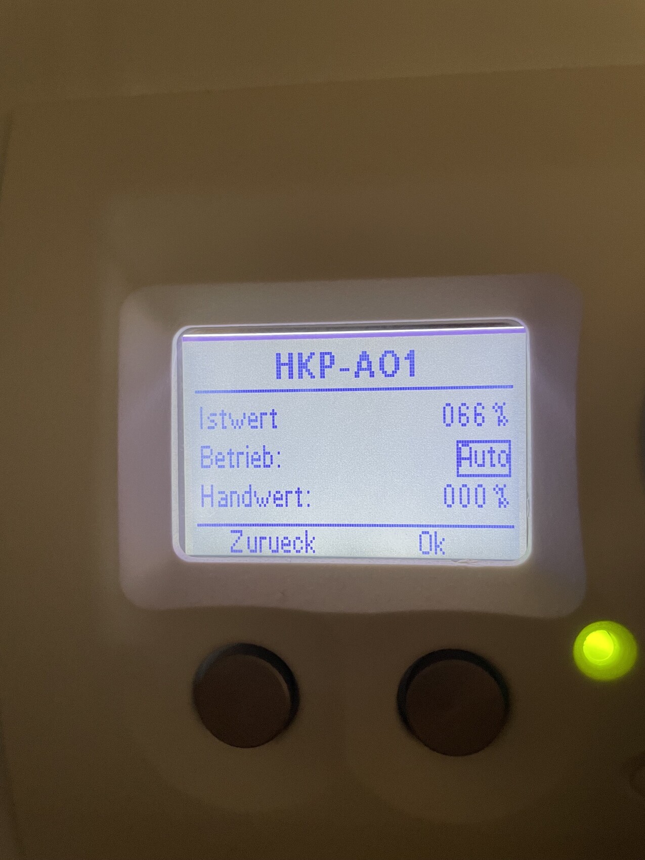 Steuerung HKP-A01: Istwert 066%, Betrieb: Auto, Handwert 000%, 2 Tasten, grüne LED rechts.