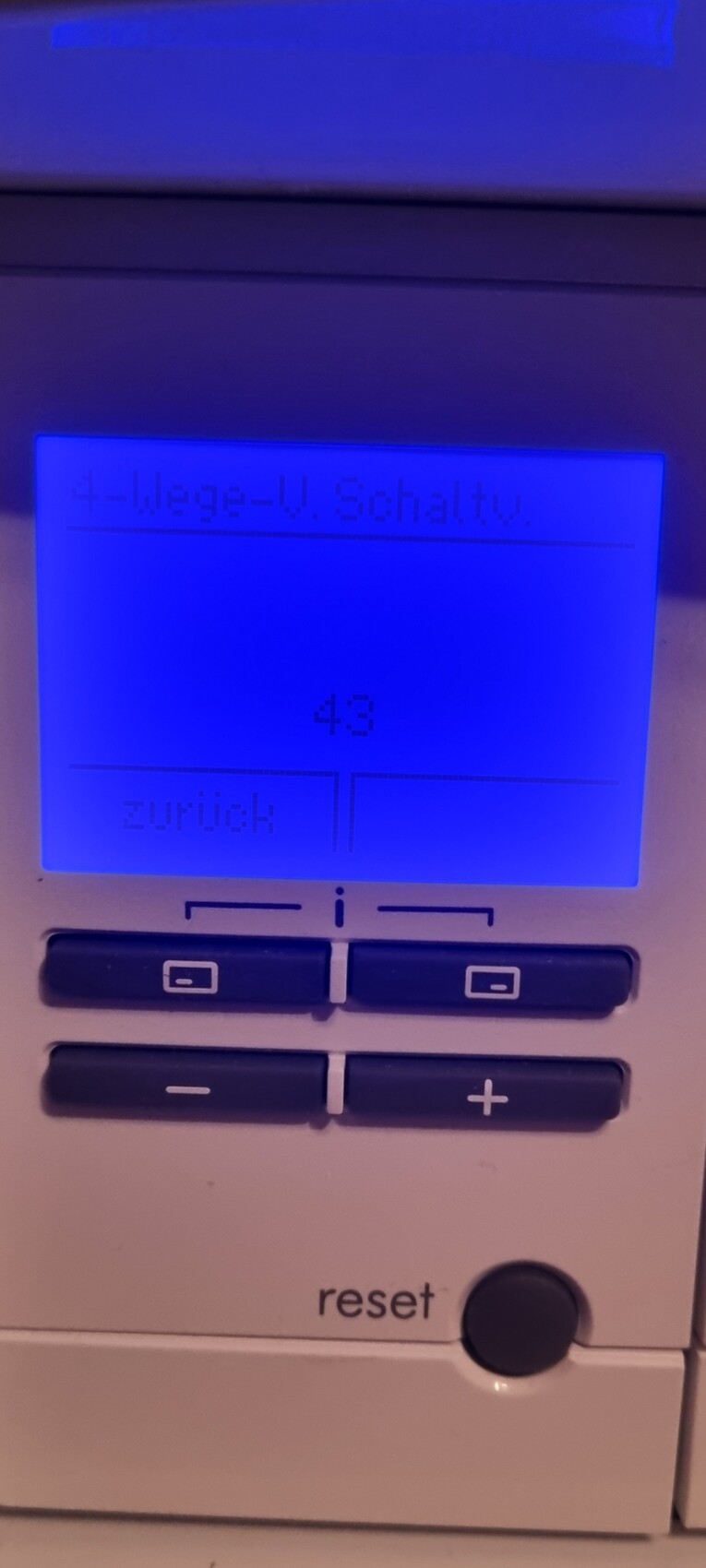 Blaues Display eines Reglers mit 43, Zurück-Taste, +/- Tasten und Reset.