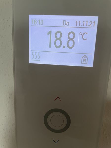 Thermostat mit Display zeigt 18,8°C, Datum Do 11.11.21 und Uhrzeit 16:10, Haus-Symbol.