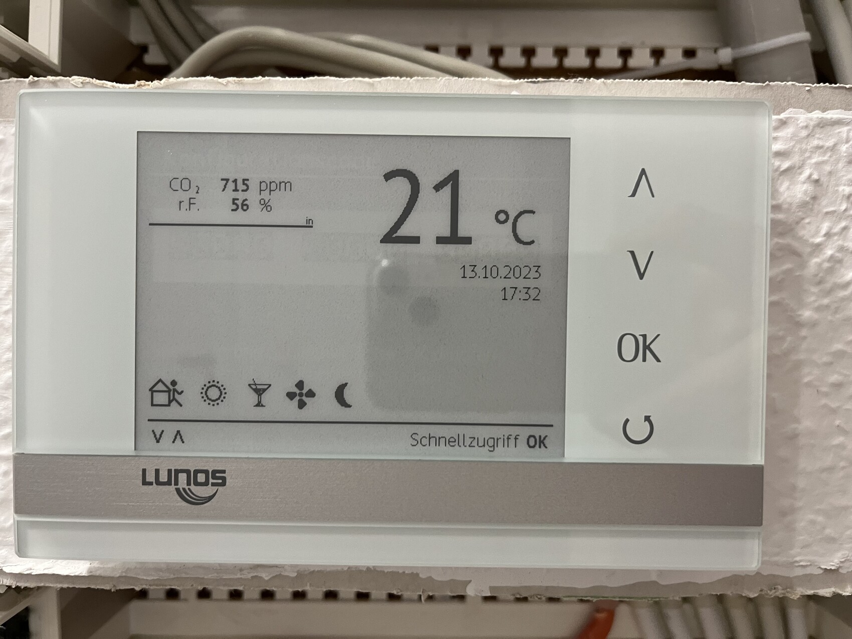 Lunos Wanddisplay zeigt 21°C, CO2 715 ppm, 56% Luftfeuchte; Datum 13.10.2023 17:32