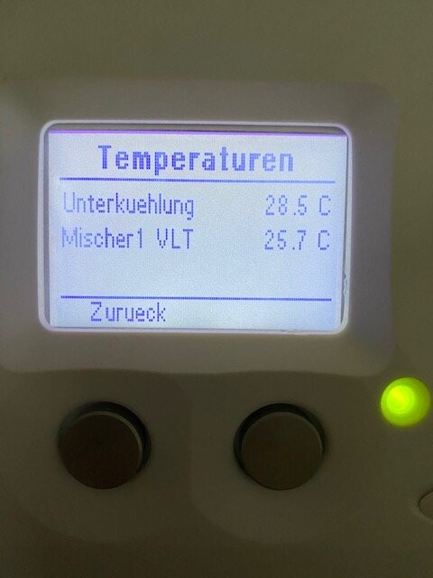 Temperaturdisplay mit zwei Knöpfen unten; grüne LED, Anzeige: Unterkühlung 28.5 C
