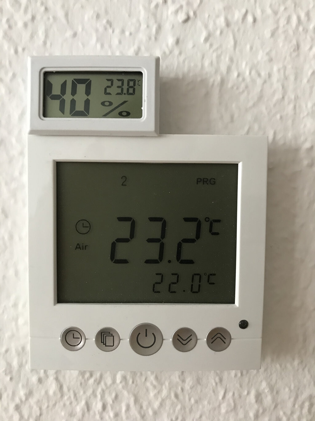 Wand-Thermostat mit digitaler Anzeige: Raumtemp 23,2°C, Sollwert 22,0°C
