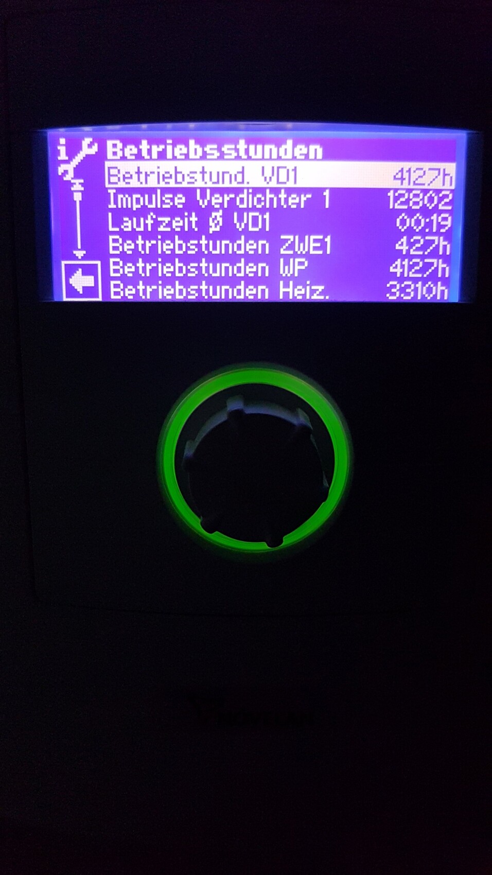 Violettes Display zeigt Betriebsstundenliste, darunter grün beleuchteter Rundknopf.