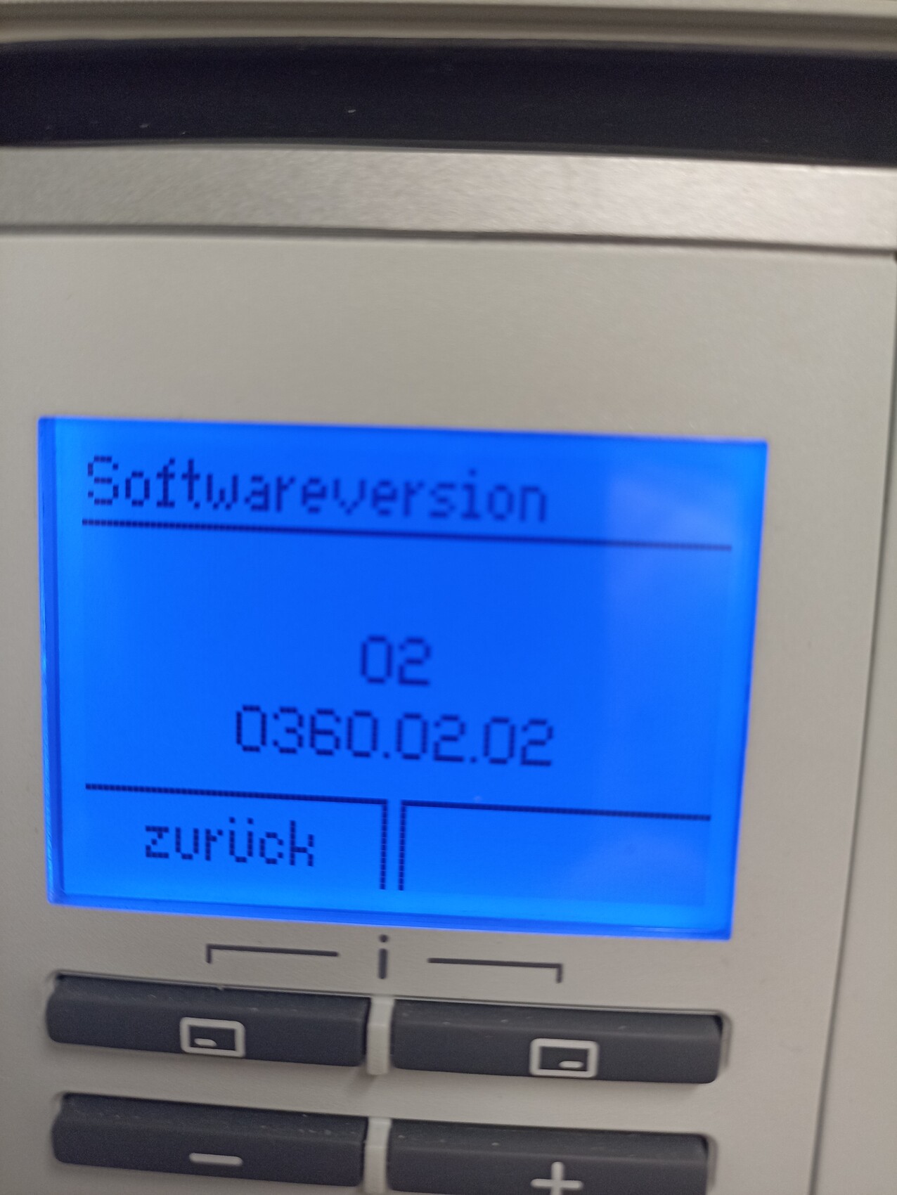 Blaue LCD zeigt Softwareversion: 02; 0360.02.02, unten links Zurück.