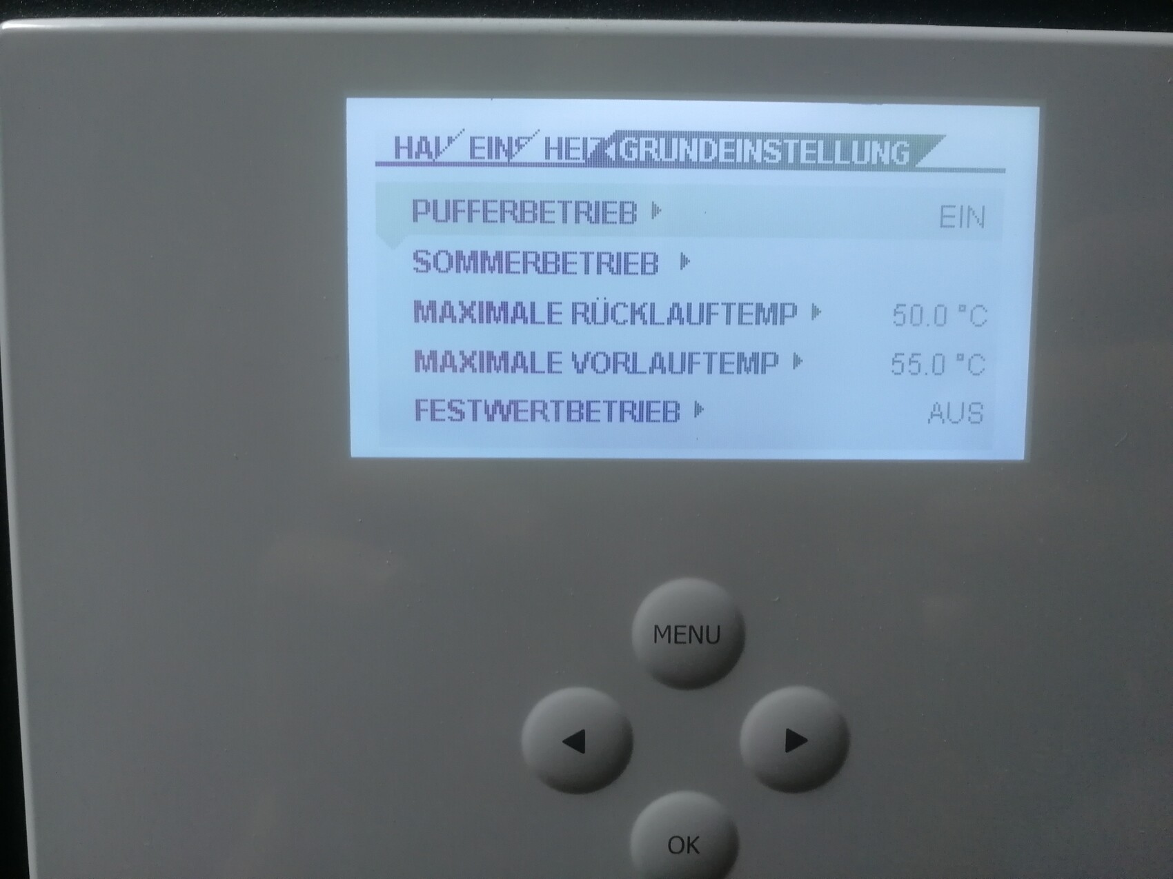 Heizungsdisplay: Pufferbetrieb EIN, Sommerbetrieb; Rücklauf 50°C, Vorlauf 55°C, Festwert AUS.