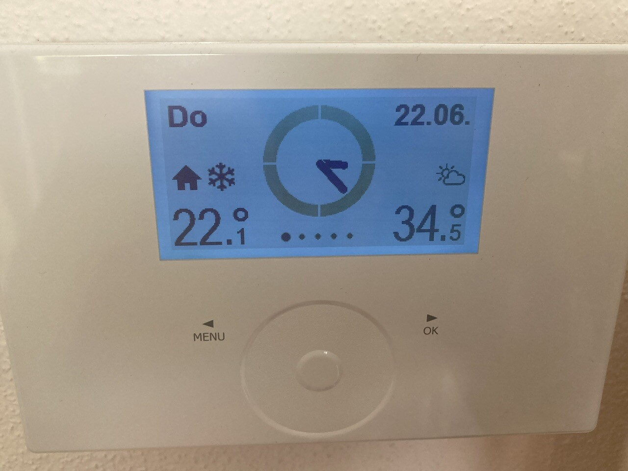 Digitales Heizungs-Thermostat mit Display, Temperaturanzeige und Bedienelementen
