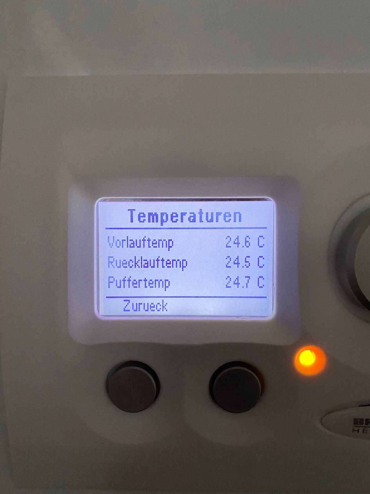 Temperaturenanzeige: Vorlauftemp 24,6°C, Ruecklauftemp 24,5°C, Puffertemp 24,7°C; orange LED an