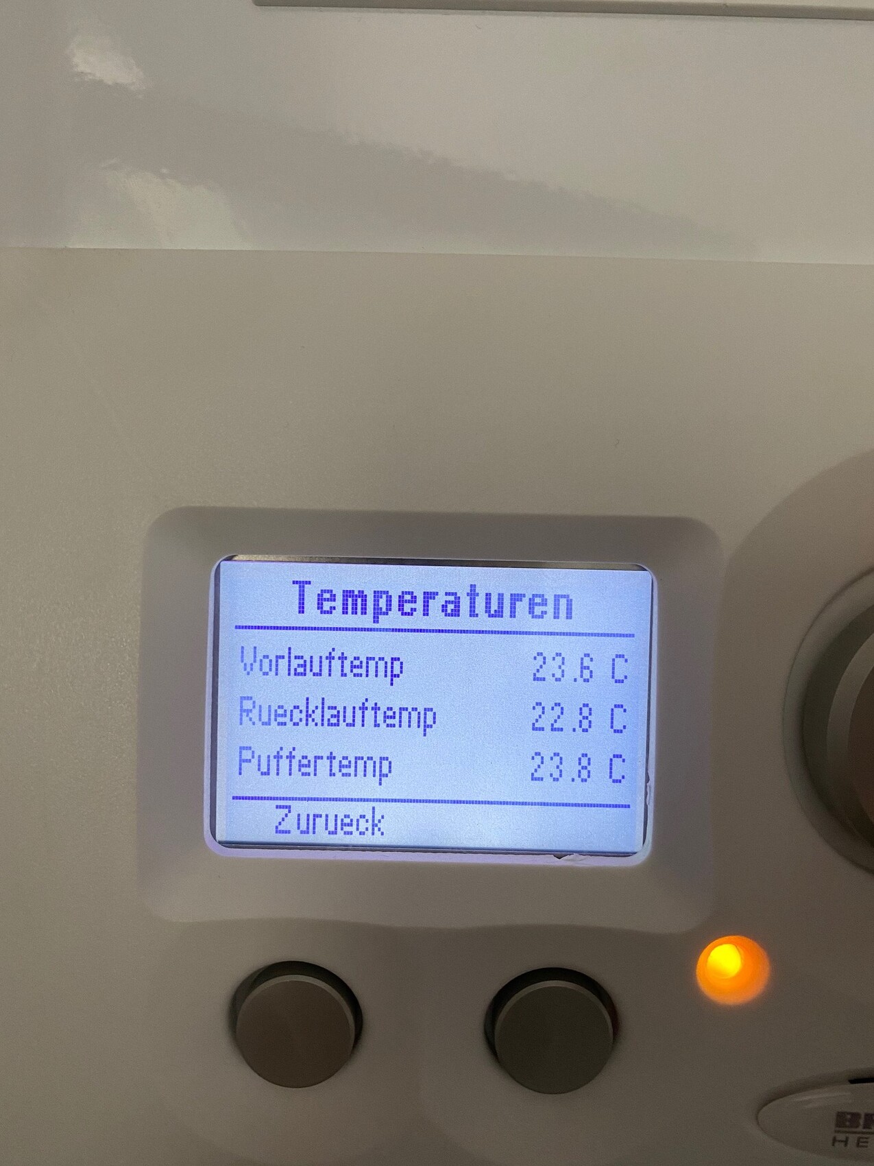 Heizungsregler: Vorlauf 23.8°C, Rücklauf 22.8°C, Puffertemp 23.8°C; orange LED.