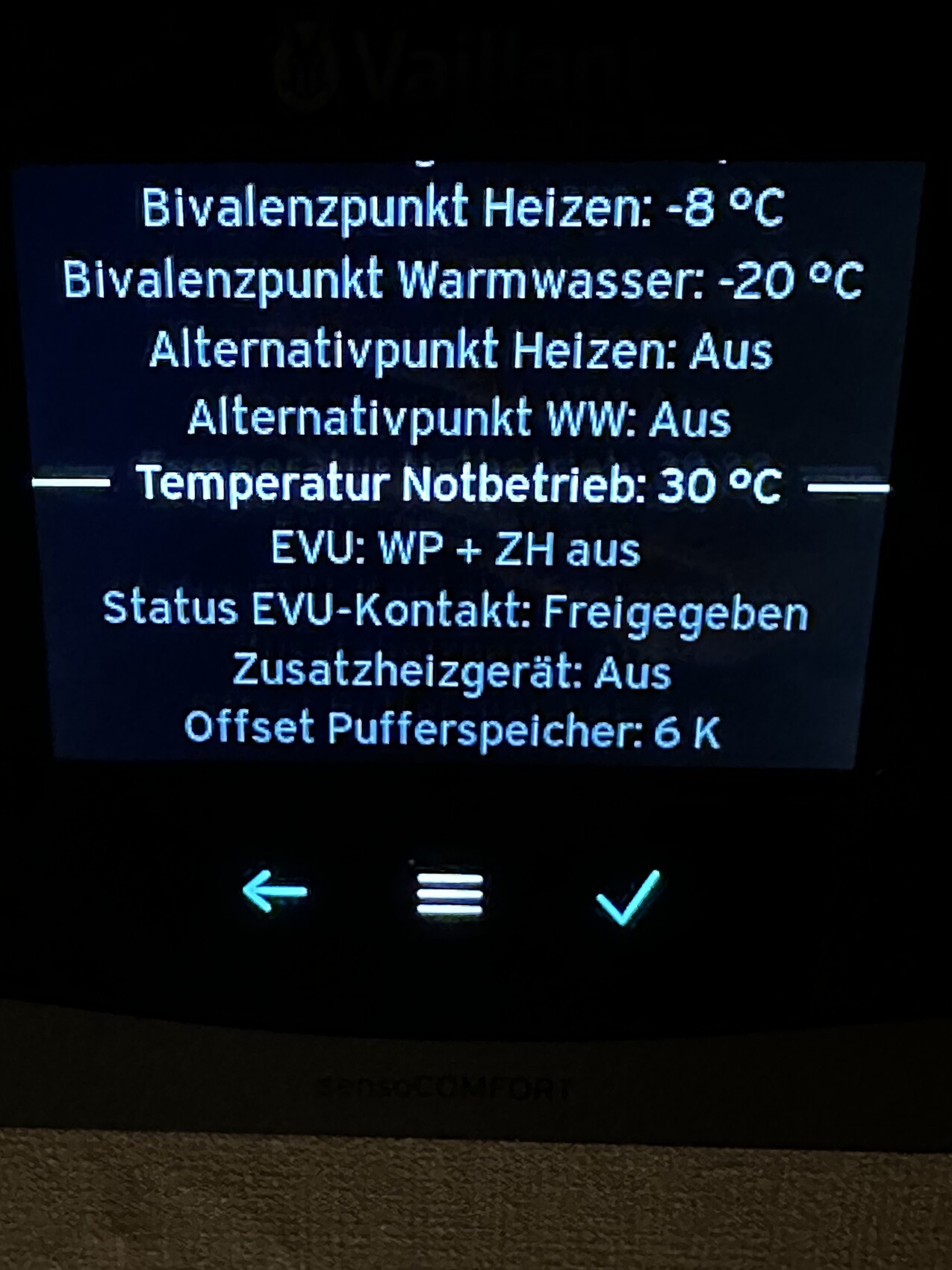 Display zeigt Heiz- und Warmwasser-Punkte, Notbetrieb 30°C, EVU-Freigabe, Speicher-Offset 6 K