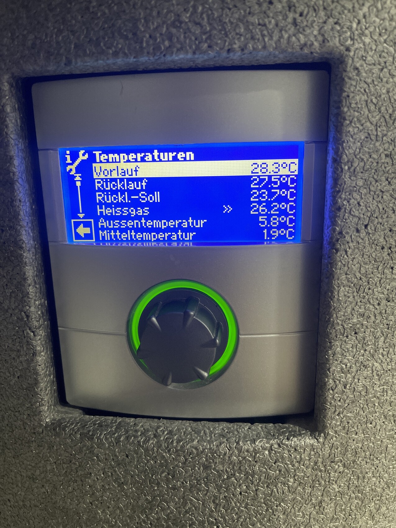 Blau beleuchtete Temperaturanzeige mit Vorlauf, Rücklauf, Rückl-Soll, Heissgas und grünem Drehknopf.