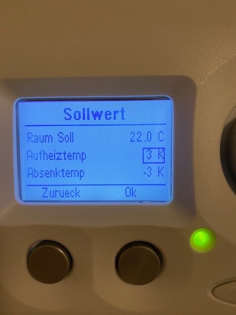 Anzeige eines Heizungsreglers: Sollwert 22,0 °C, Raum- und Außentemp, Absenktemp -3 K.