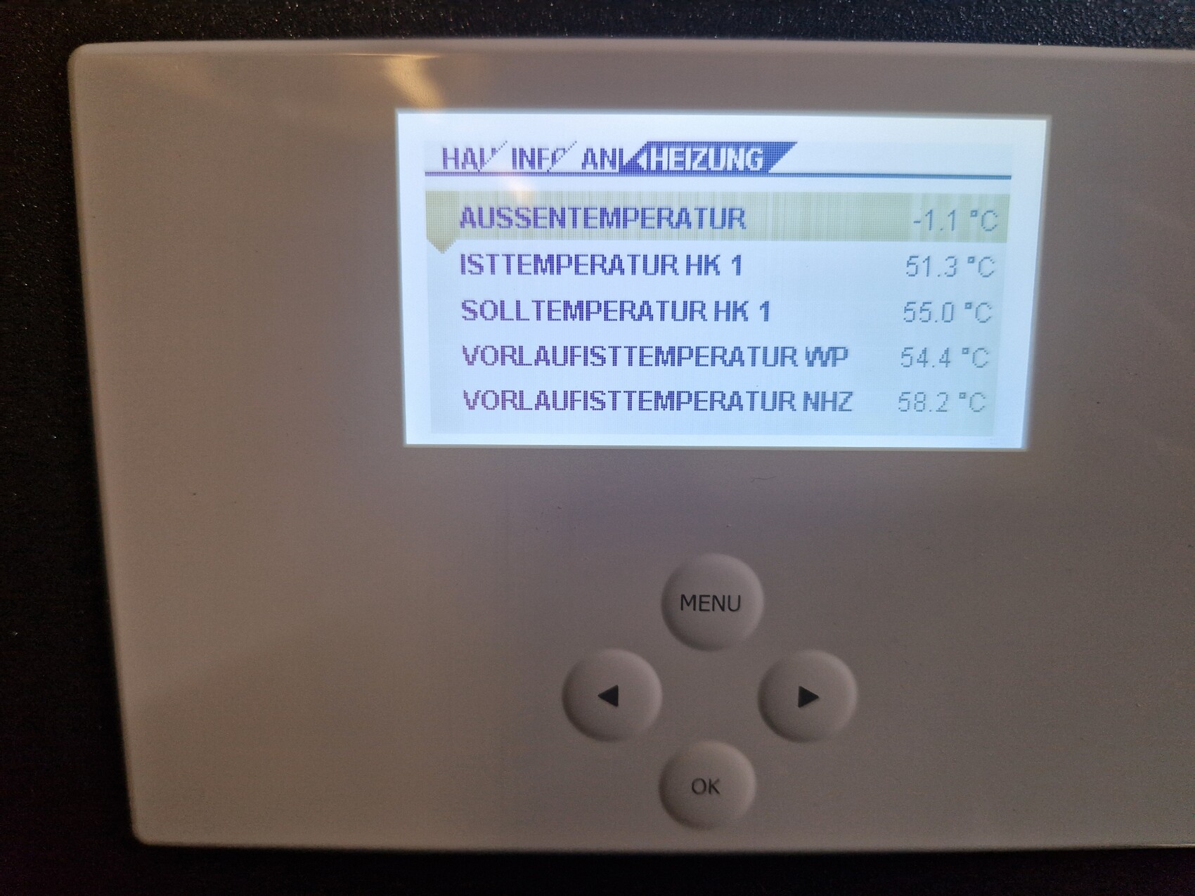 Digitales Heizungssteuergerät mit Temperaturwerten und Menü-Taste