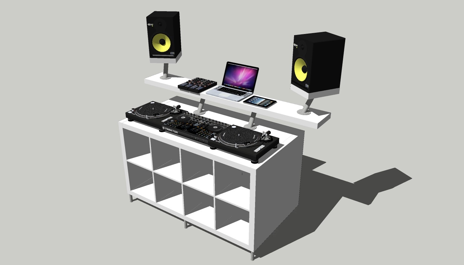 DJ-Setup mit zwei Turntables, Mixer, Laptop und zwei Lautsprechern auf einer weißen Konsole