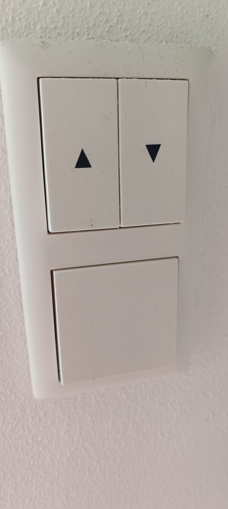 Weißes Doppel-Lichtschalter-Wandpanel mit Pfeil-Tasten nach oben und unten