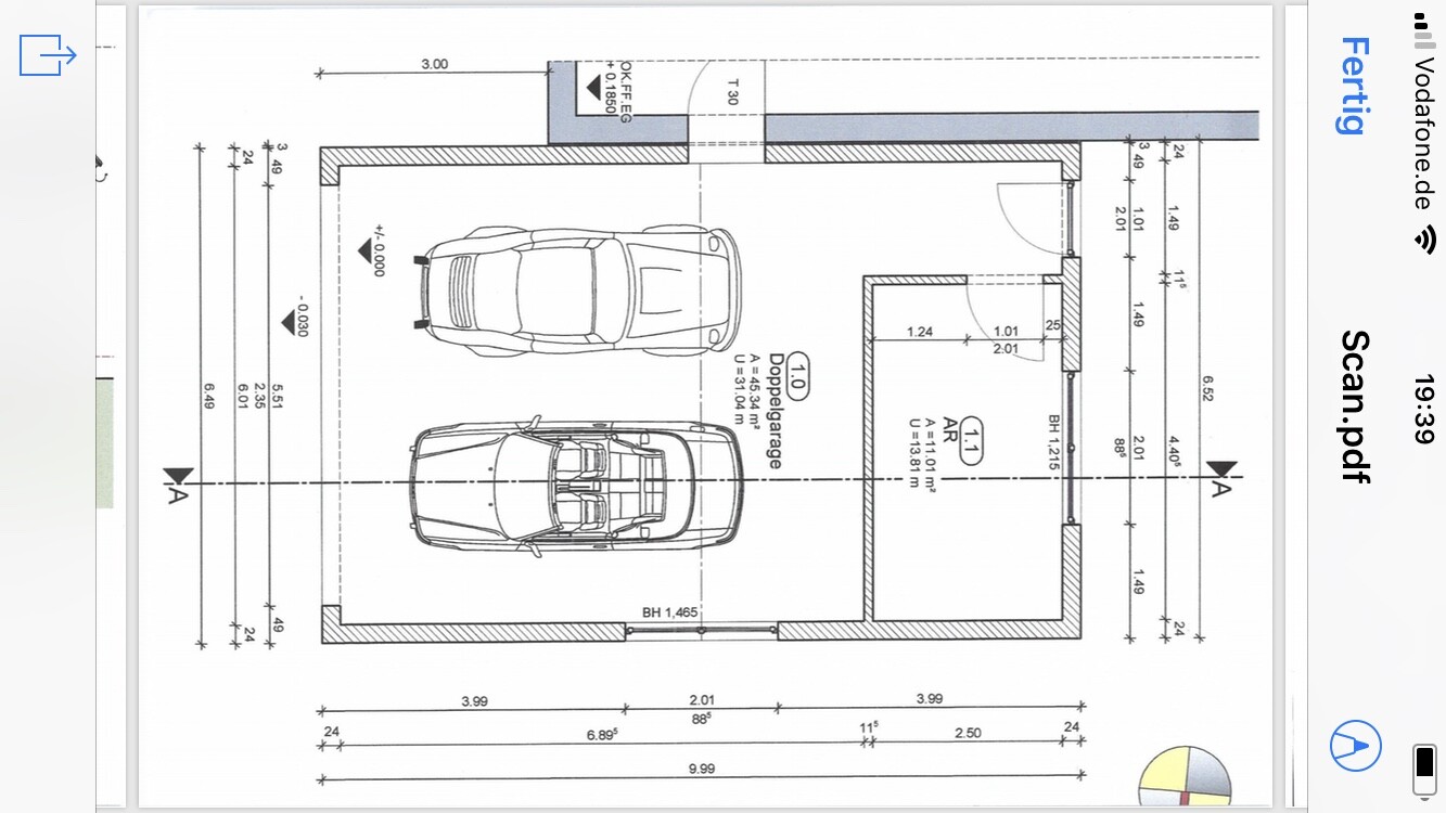 2D-Grundriss einer Doppelgarage mit zwei Autos in einem Bauplan