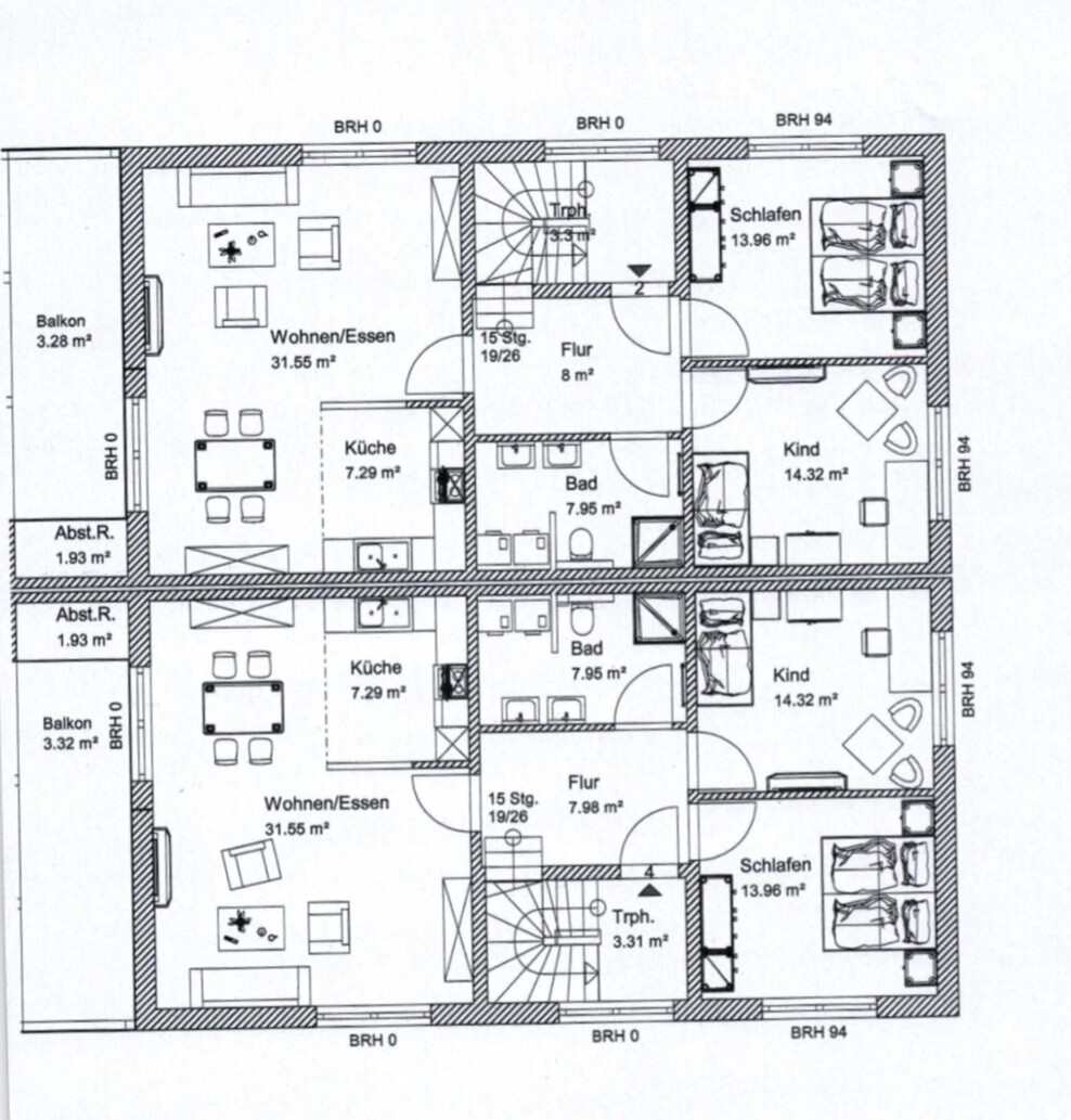 Grundriss eines Mehrfamilienhauses mit zwei Wohnungen: Küche, Wohnen, Bad, Flur, Schlafen, Balkon.