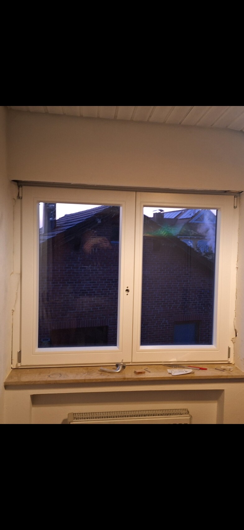 Doppelfenster mit zwei Scheiben, Innenraum im Ausbau, Werkzeuge auf Fensterbank