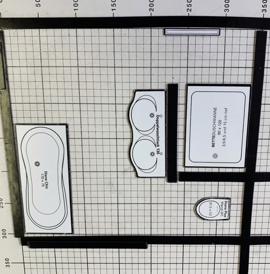 Planungsansicht: Rasterlayout mit Badewannenformen und Waschtisch-Skizzen. Beschriftungen.