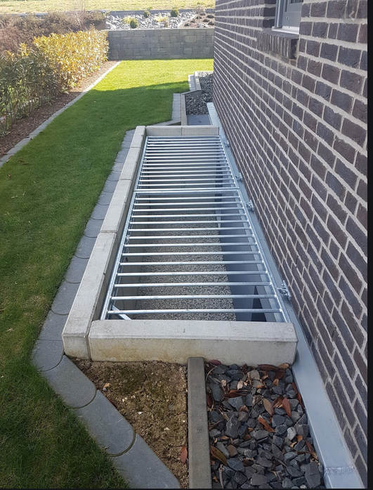 drainage-graben-mit-metallgitter-am-hausfundament.PNG