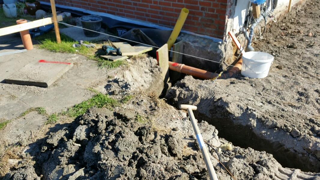 drainagerohr-bei-reetdachhaus-149977-1.jpg