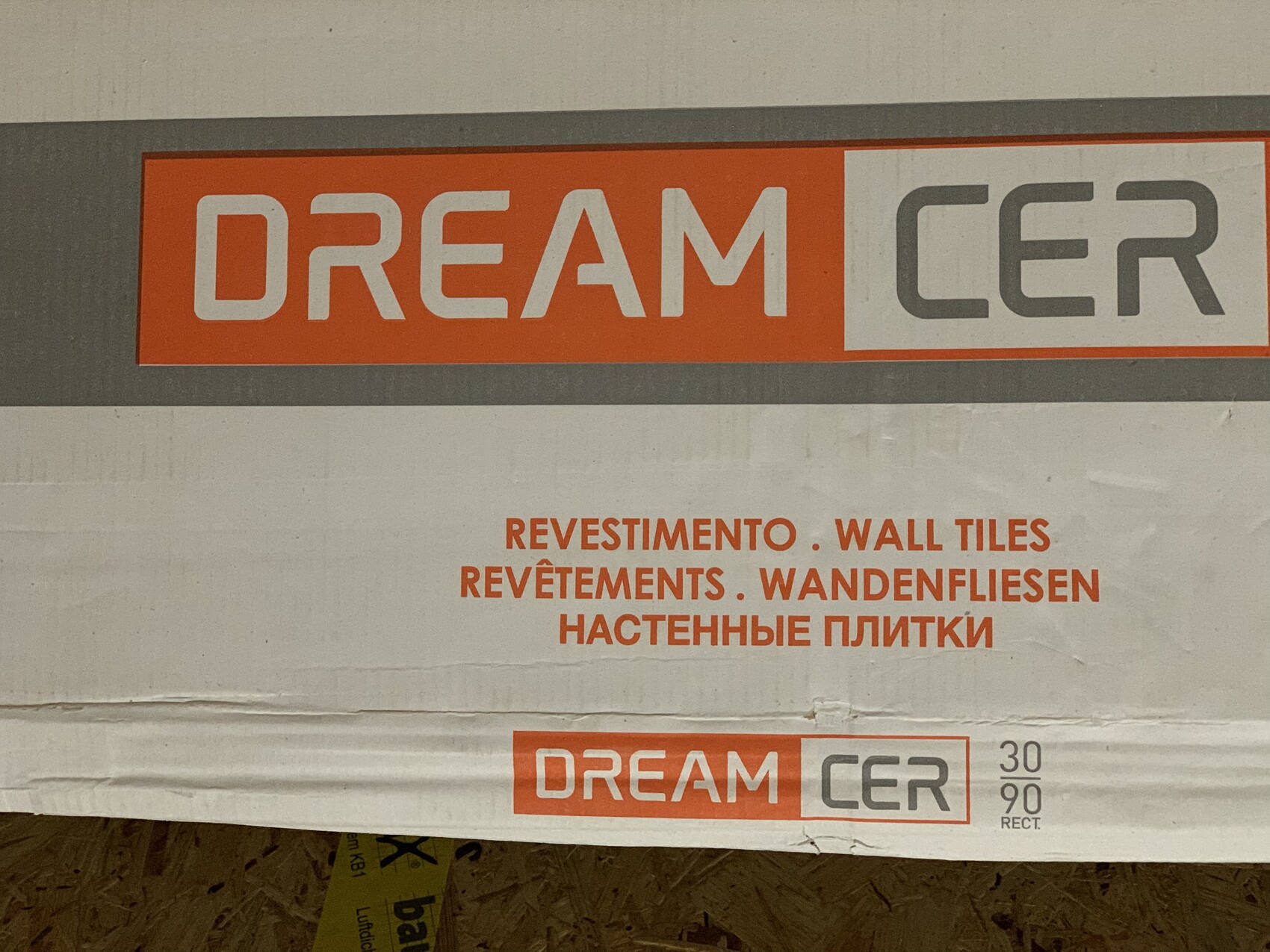 Verpackung eines Fliesenprodukts mit DREAM CER Logo und Text REVESTIMENTO WALL TILES