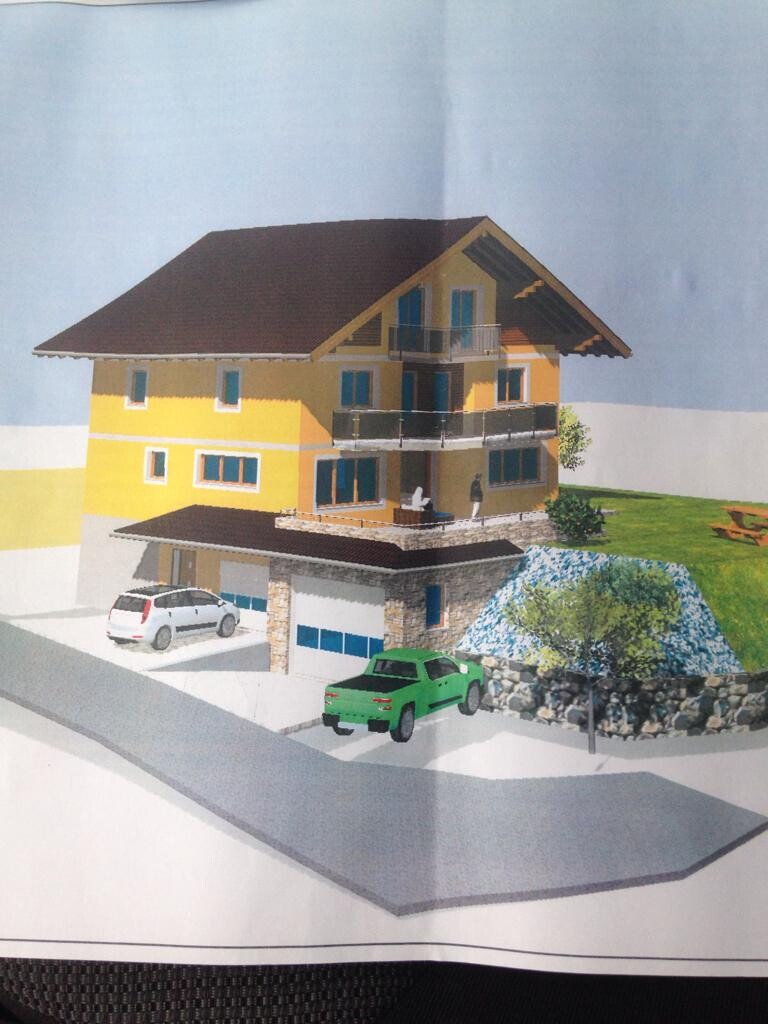 Gelbes zweistöckiges Haus mit braunem Dach, Balkonen, Garage und zwei Autos: grüner Pickup und weißes Auto.