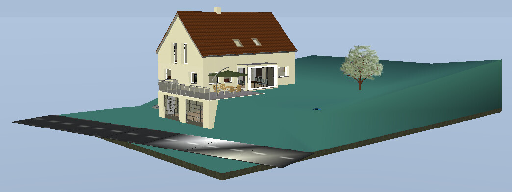 Ein zweistöckiges Haus mit Terrasse, Garage, Baum auf Hanglage und Zufahrt.