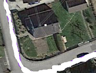 Luftbild eines Hauses mit Garten, Terrasse und angrenzender Straße